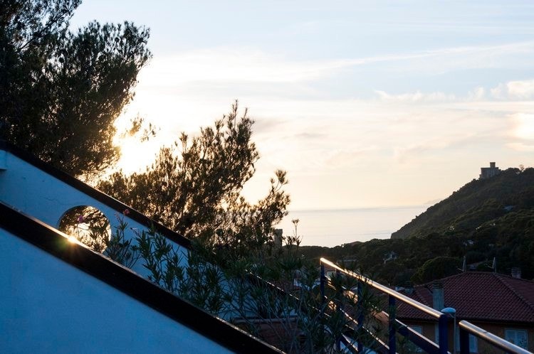 Fra terrassen har en utsikt til det grønne men og til Middelhavet! Galleribilde