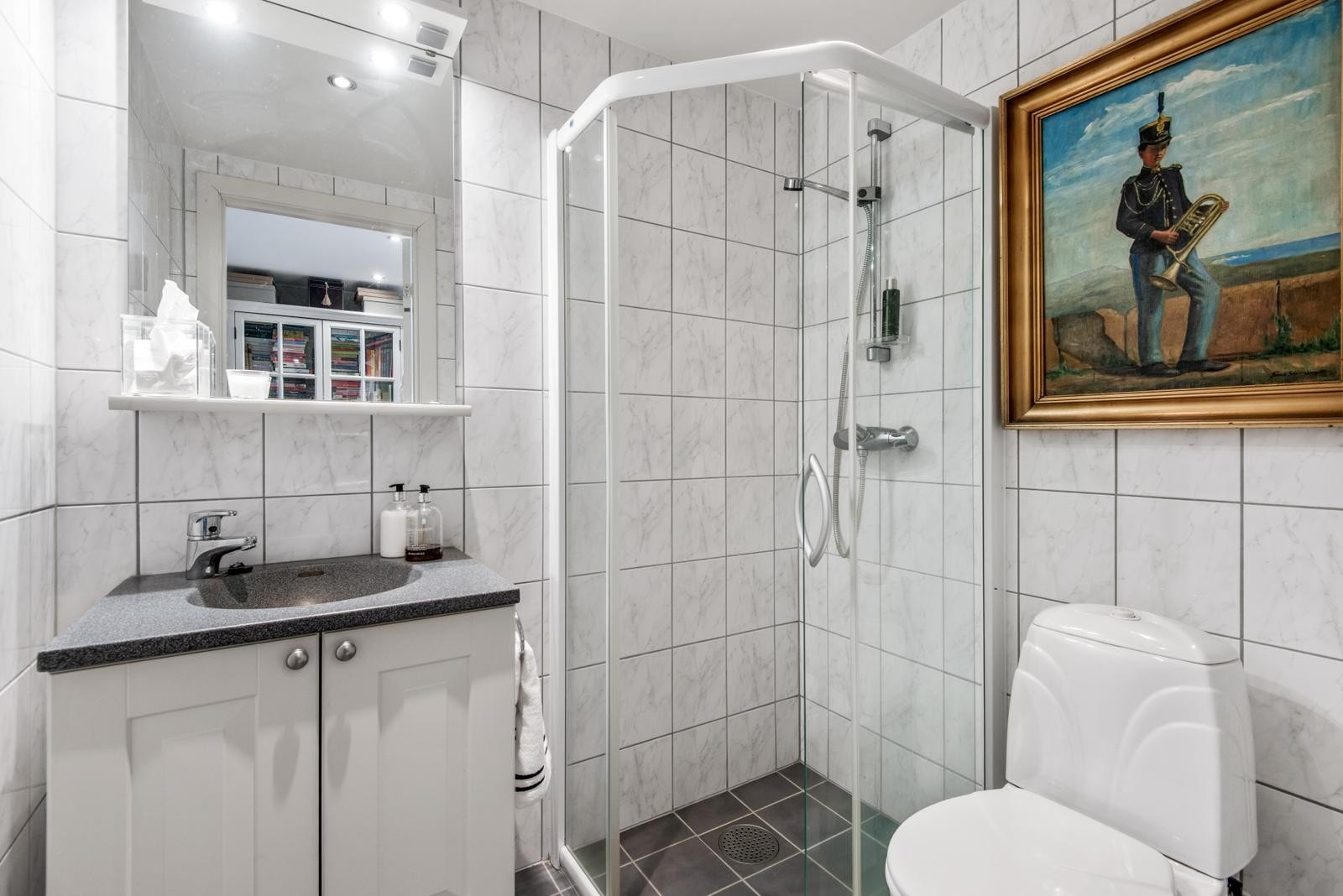 Baderom 2 med servant, wc, bide og dusj. Varmtvann er inkludert. Galleribilde