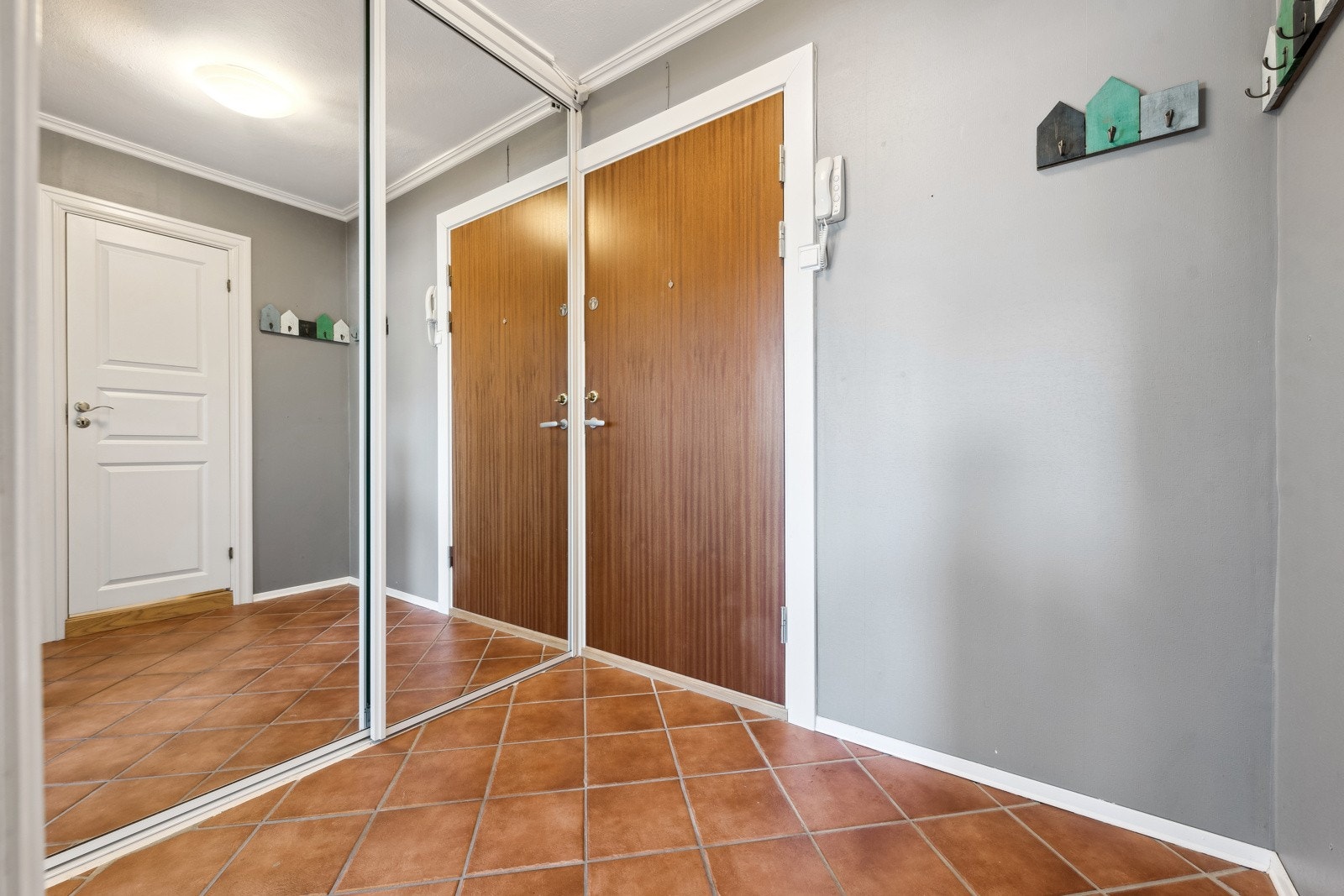 Entre/gang med god lagringsplass i skyvedørsgarderobe. Galleribilde