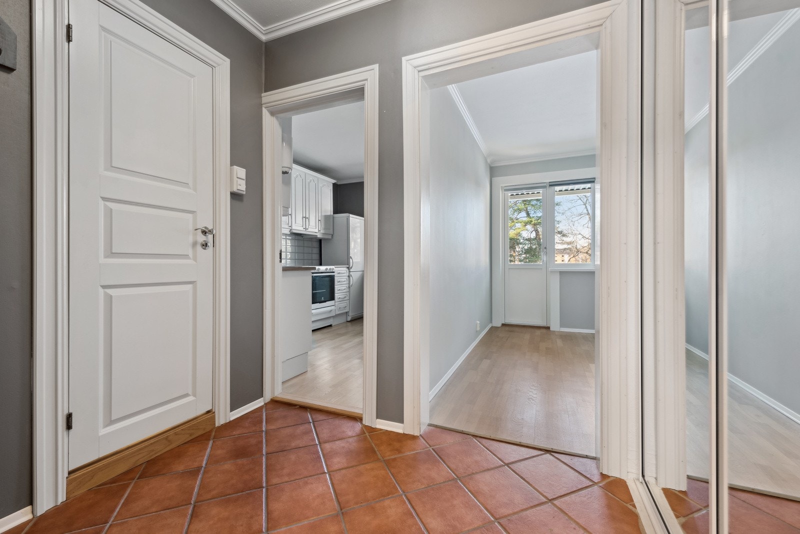 Romslig entre med fliser på gulv. Galleribilde