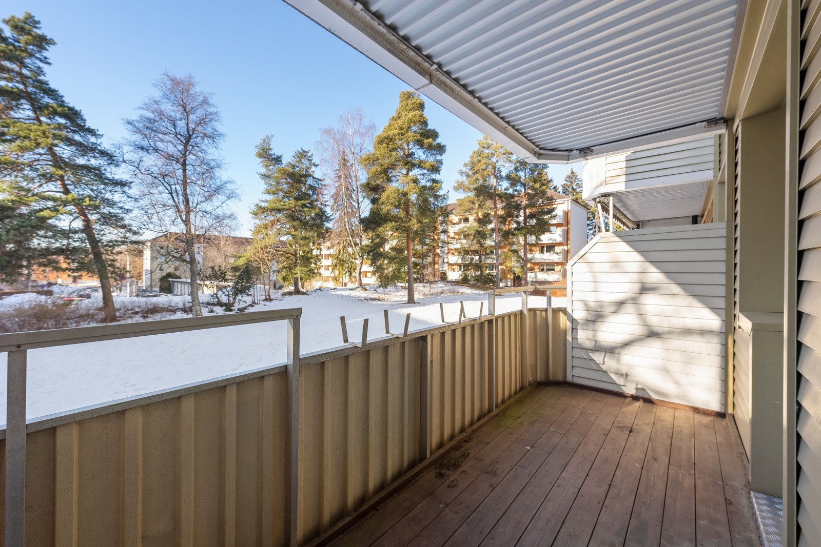 Usjenert og solrik balkong med ettermiddags- og kveldssol. Galleribilde