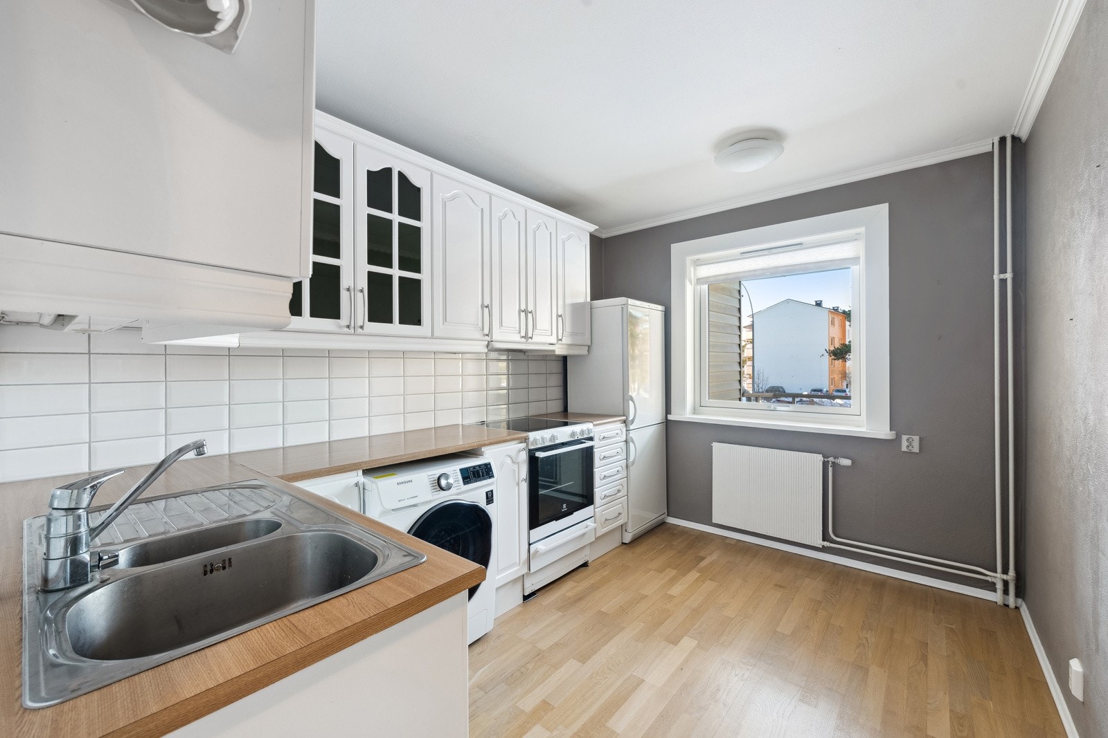 Kjøkken av god størrelse med med plass til spisebord. Galleribilde