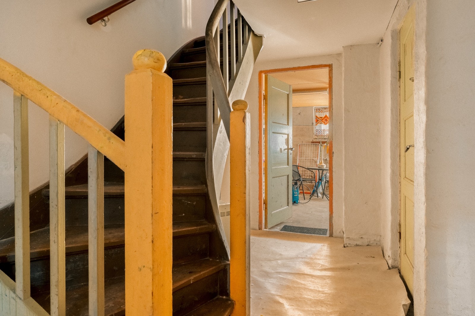 Underetasjen består av boder og bad. Galleribilde