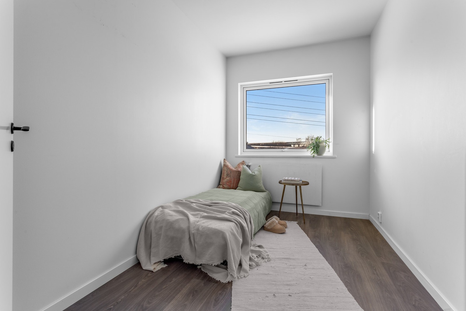 Kontinuiteten i materialvalg og fargevalg understreker leilighetens moderne preg. Galleribilde