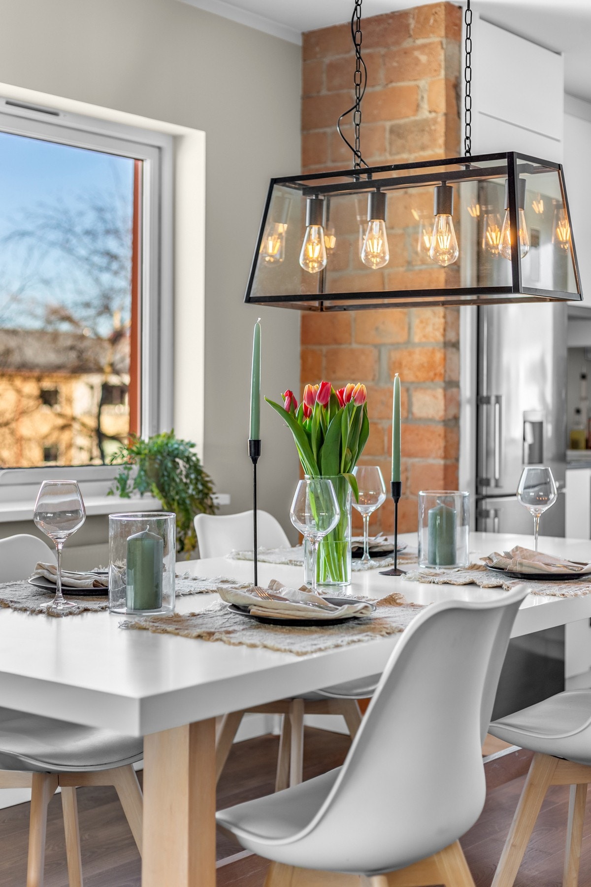 God plass til spisebord mellom kjøkken og stue. Galleribilde