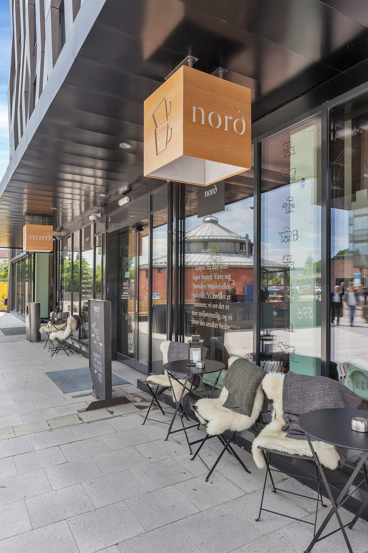 Kaffebar med deilig kaffe, raske blingser på farta, grillblingser i lunsjen og et solid utvalg nybakt brød fra bakeriet. Galleribilde