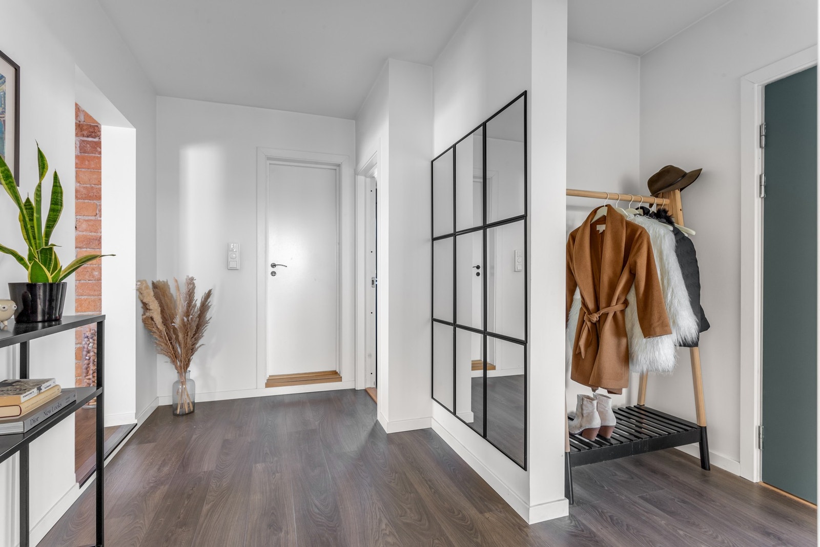 Entréen gir en smakfull introduksjon til resten av leiligheten. Galleribilde