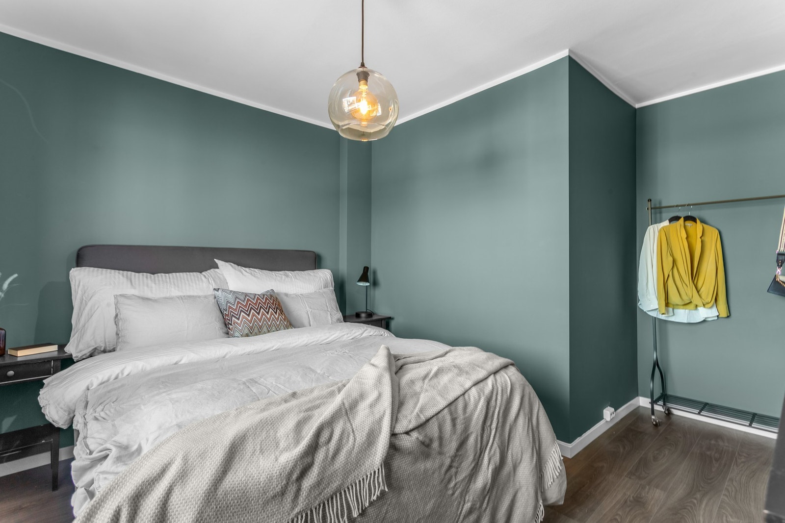 Hovedsoverommet ligger vendt mot øst og er malt i en dempet grønntone. Galleribilde