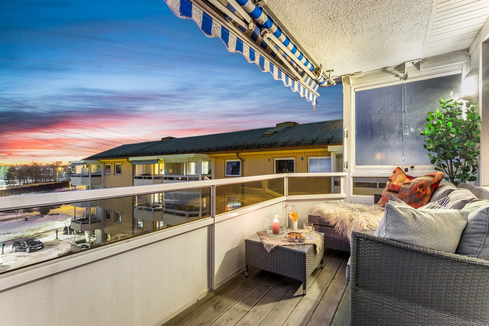 Det er stikkontakt og lysarmatur på vegg. Galleribilde