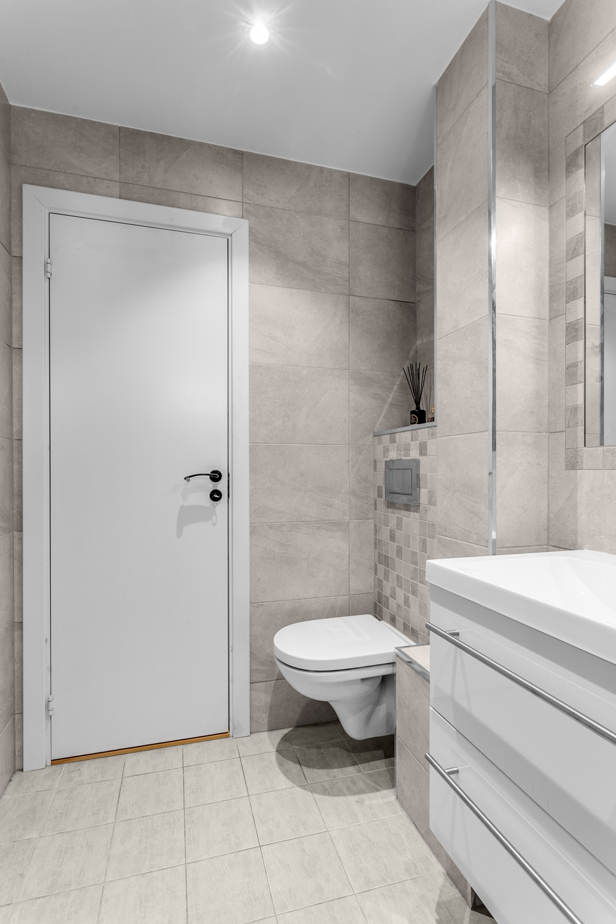 Det er opplyst at det er vedtatt baderomsrehabilitering i regi av borettslaget med tilhørende sluk og røropplegg i alle leiligheter. Galleribilde