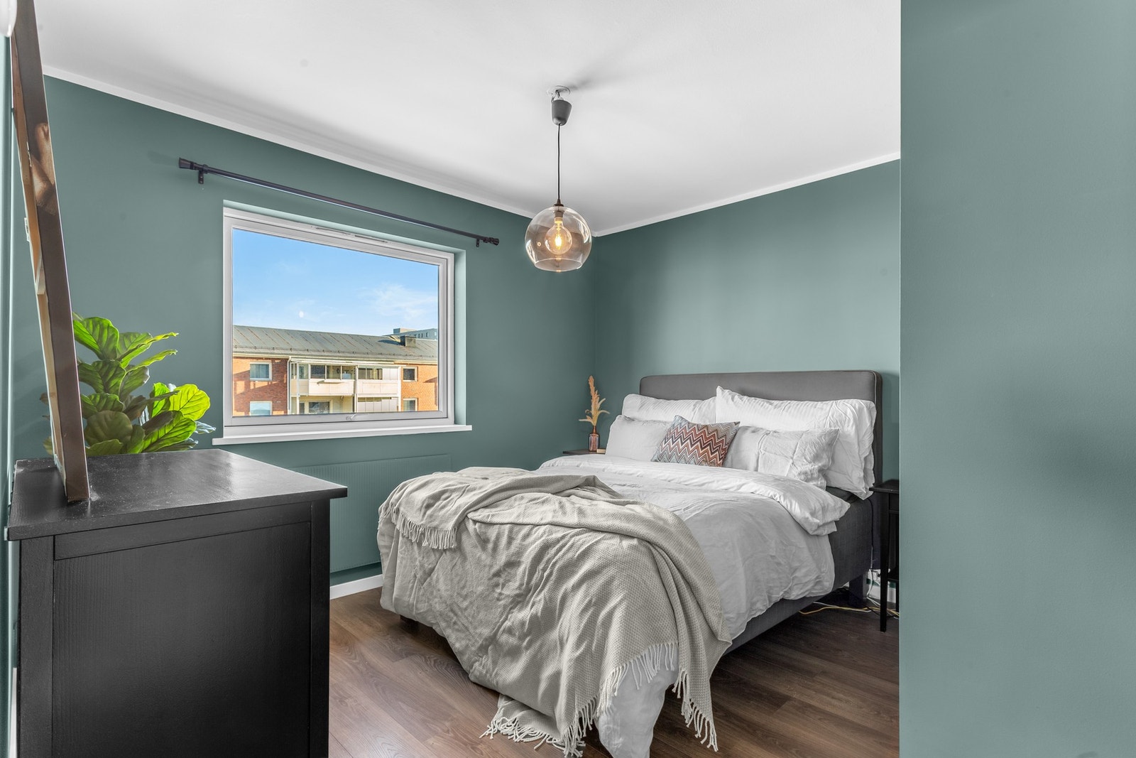 Leiligheten inneholder tre soverom som alle holder en god størrelse. Galleribilde