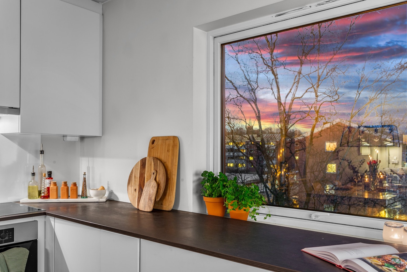 Med vindu i hver ende oppleves leiligheten svært lys og luftig. Galleribilde