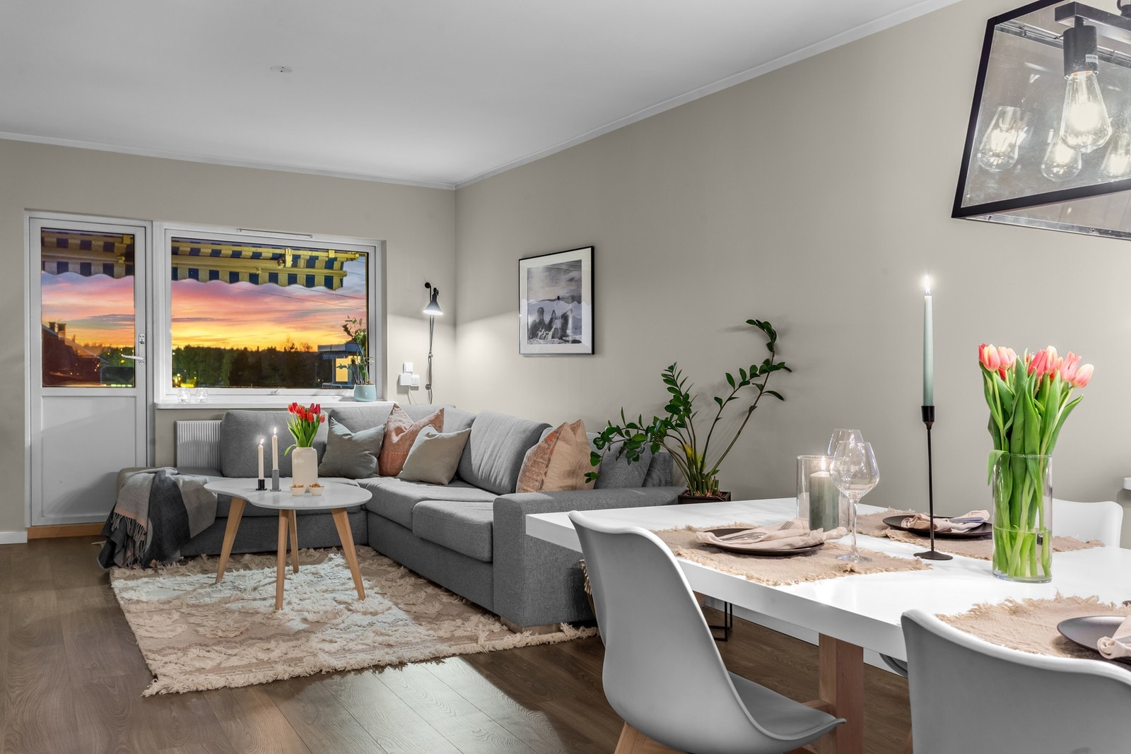 Stuen er det naturlige samlingspunktet og fungerer som hjerte i boligen. Galleribilde