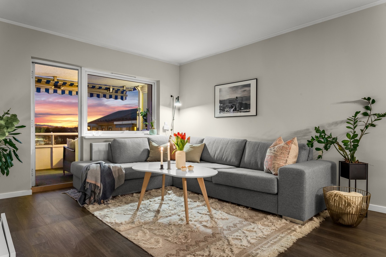 Vestvendt balkong fungerer som en utvidelse av stuen deler av året. Galleribilde