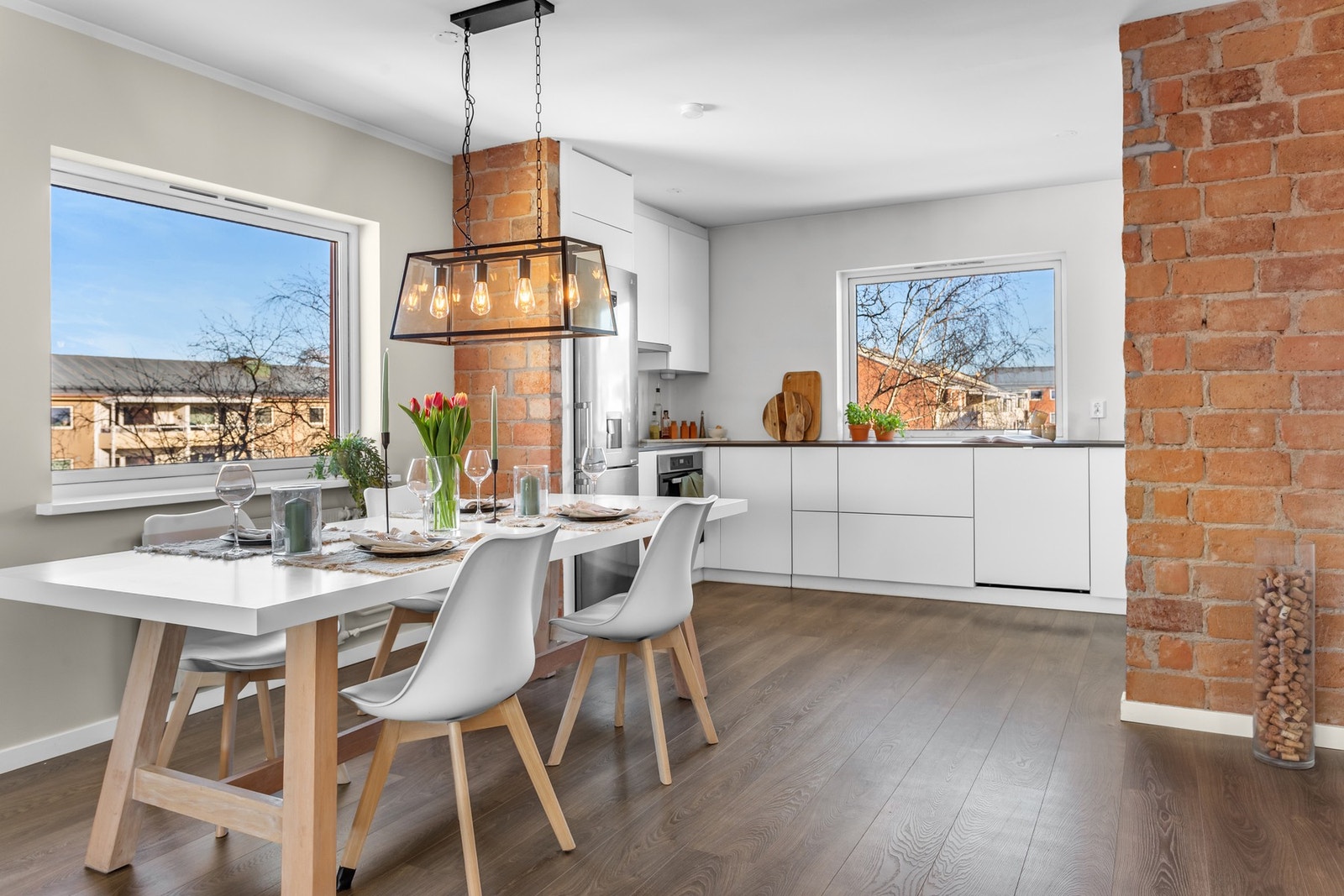 Med en åpen løsning mot stuen, byr kjøkkenet på en romslig atmosfære og naturlig flyt i hverdagen. Galleribilde