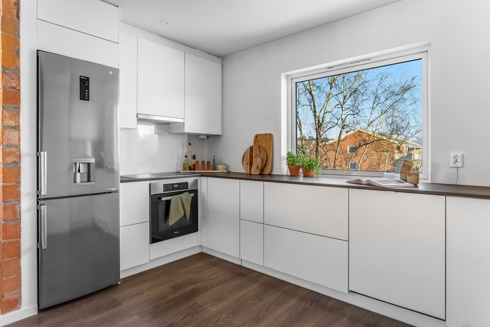 Kjøkkeninnredningen fra Kvik gir kvalitet kombinert med stilrent design. Galleribilde