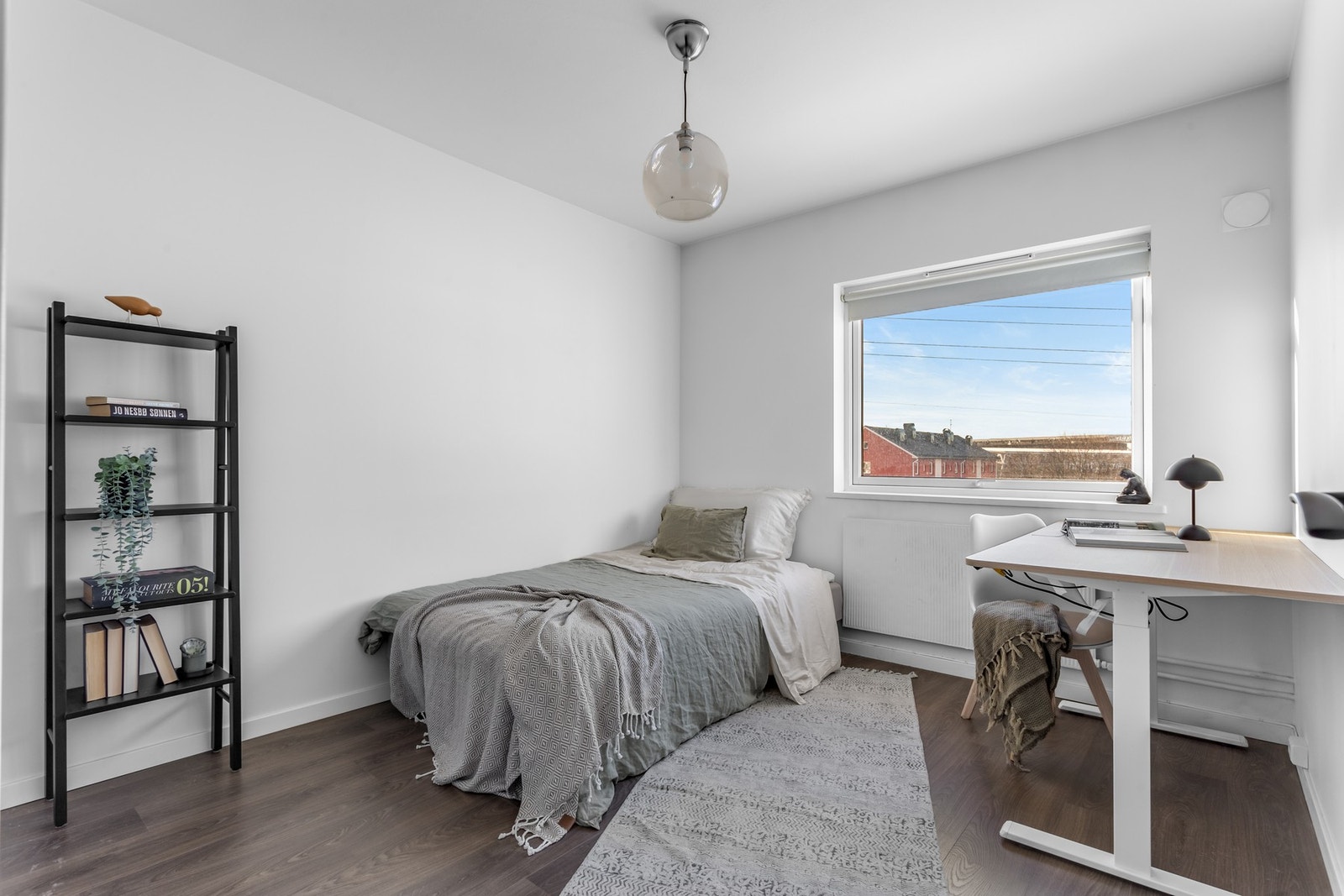 De andre to soverommene har også glatte, malte vegger og lamint gulv, som skaper en enhetlig stil gjennom hele leiligheten. Galleribilde