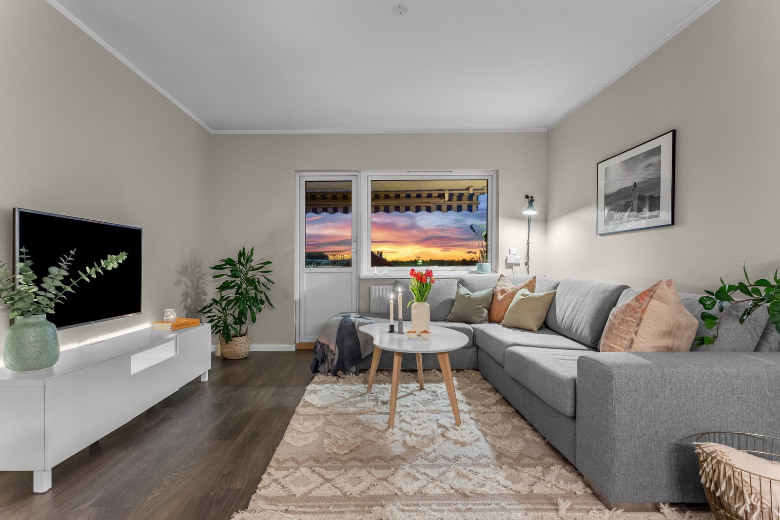 Generøse vindusflater gir gode lysforhold og gir en god romfølelse. Galleribilde