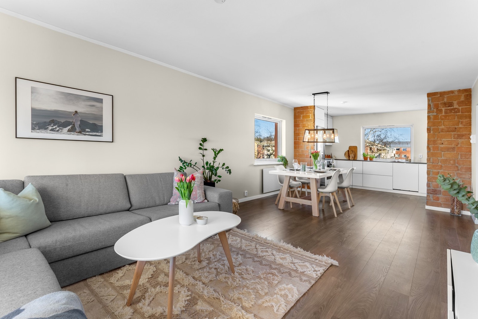 Den åpne løsningen mot kjøkkenet skaper en sosial arena hvor man kan kokkelere og samtidig være en del av samværet. Galleribilde