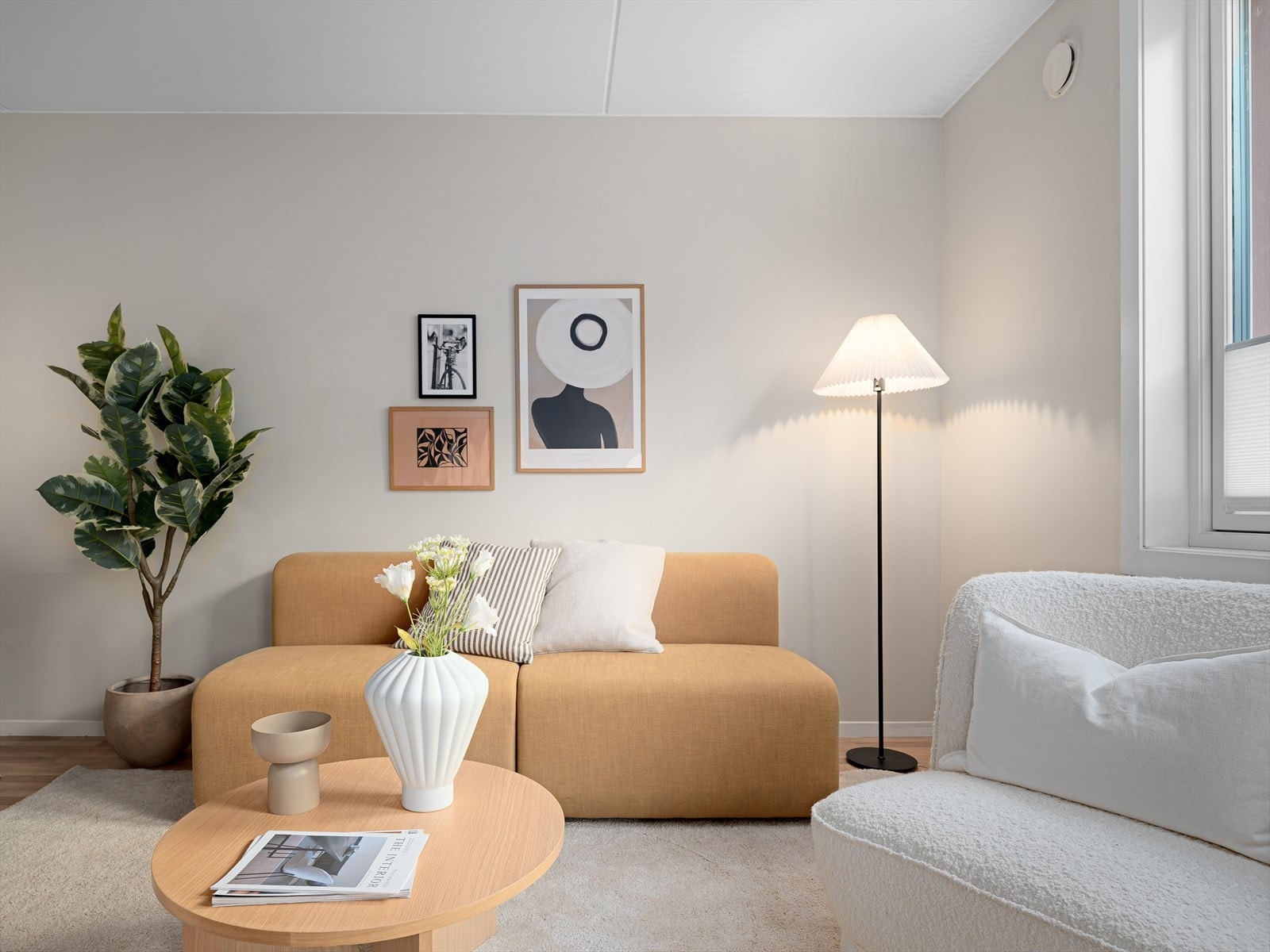 Plass til sofagruppe og tilhørende møblement. Galleribilde