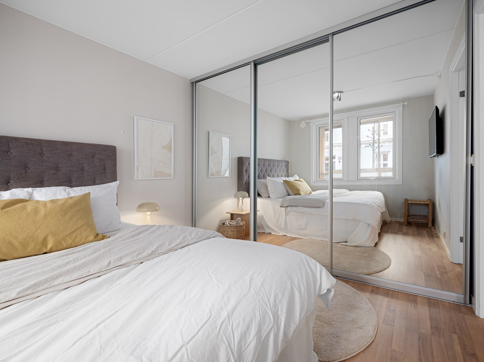 Klesskap med elegante skyvedører med speil, som gir god oppbevaring og et stilrent uttrykk. Galleribilde