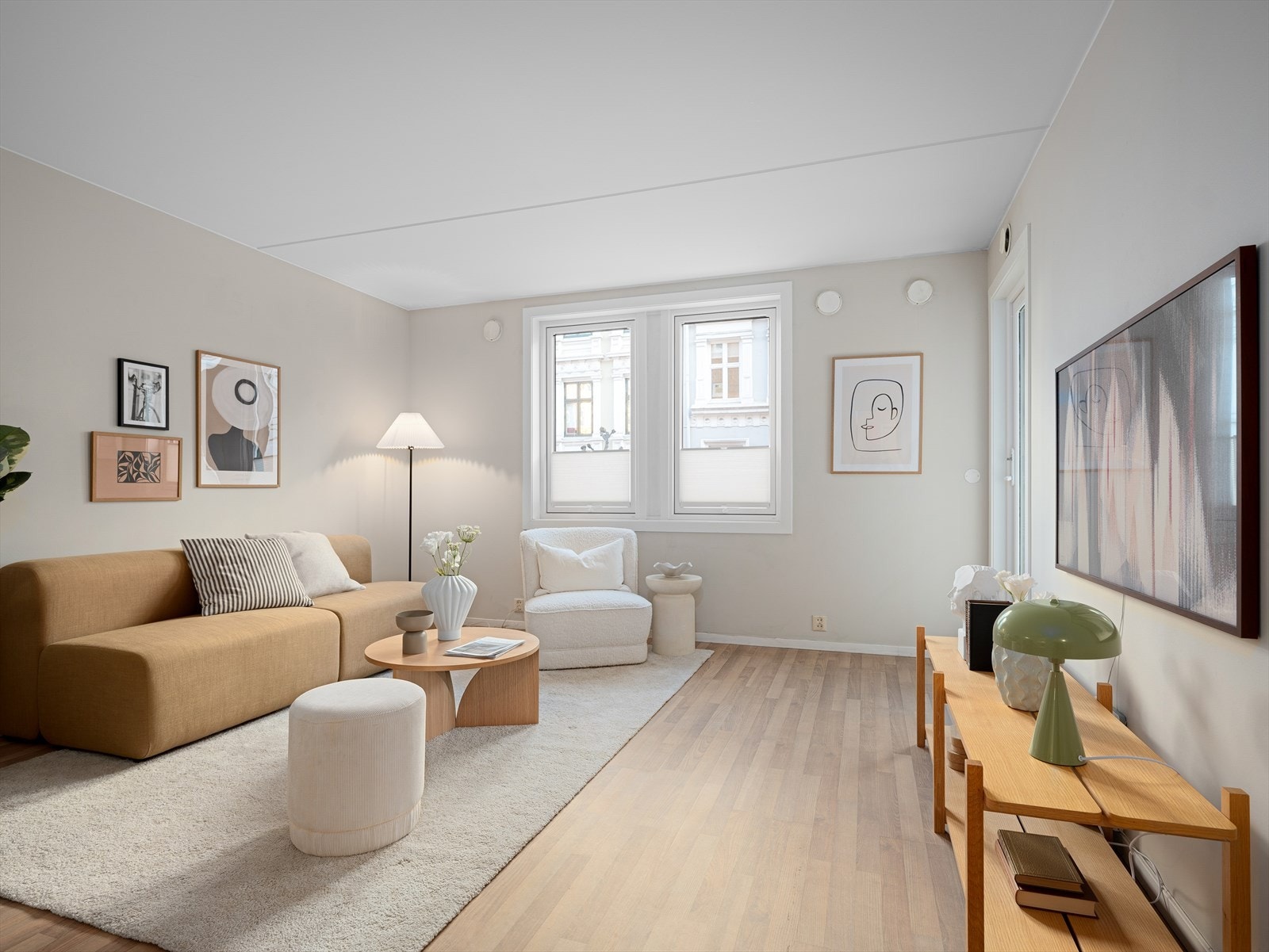 Vinduer med skreddersydde plisségardiner og balkongdør ble skiftet ut i 2024 for økt komfort og energieffektivitet. Galleribilde