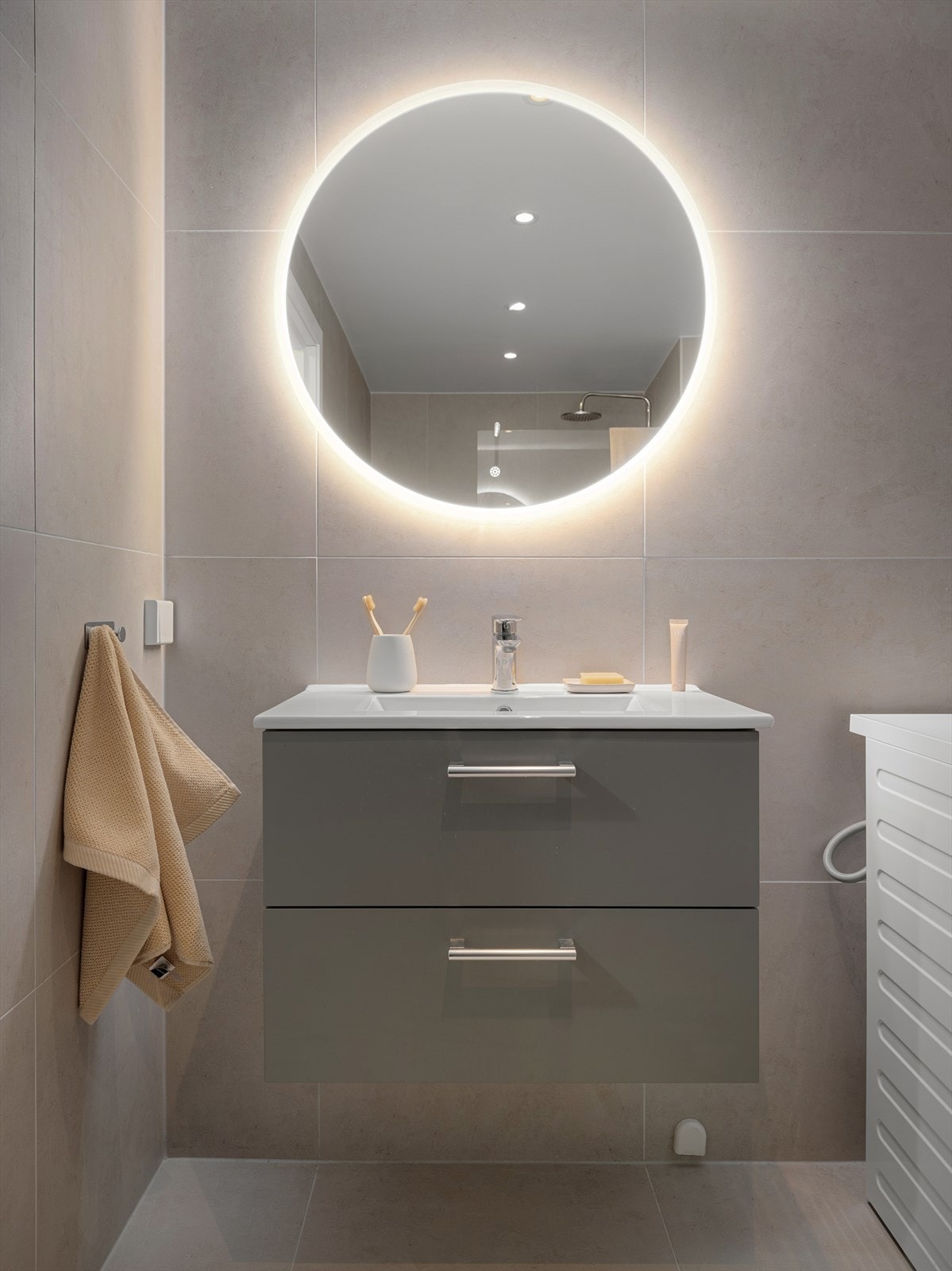 Speil med innebygd dimbart lys over vasken, som gir både funksjonalitet og stemningsfull belysning. Galleribilde