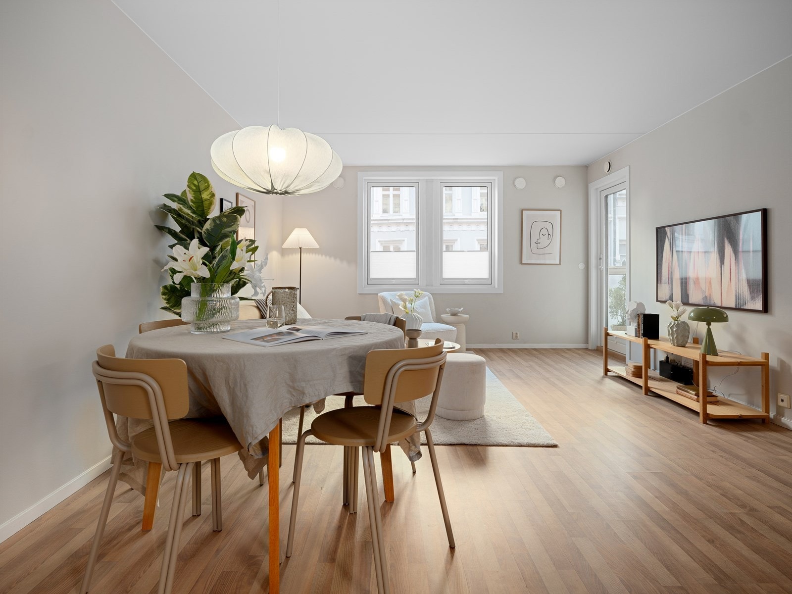 De lyse veggfargene bidrar til en moderne og luftig atmosfære i boligen. Galleribilde