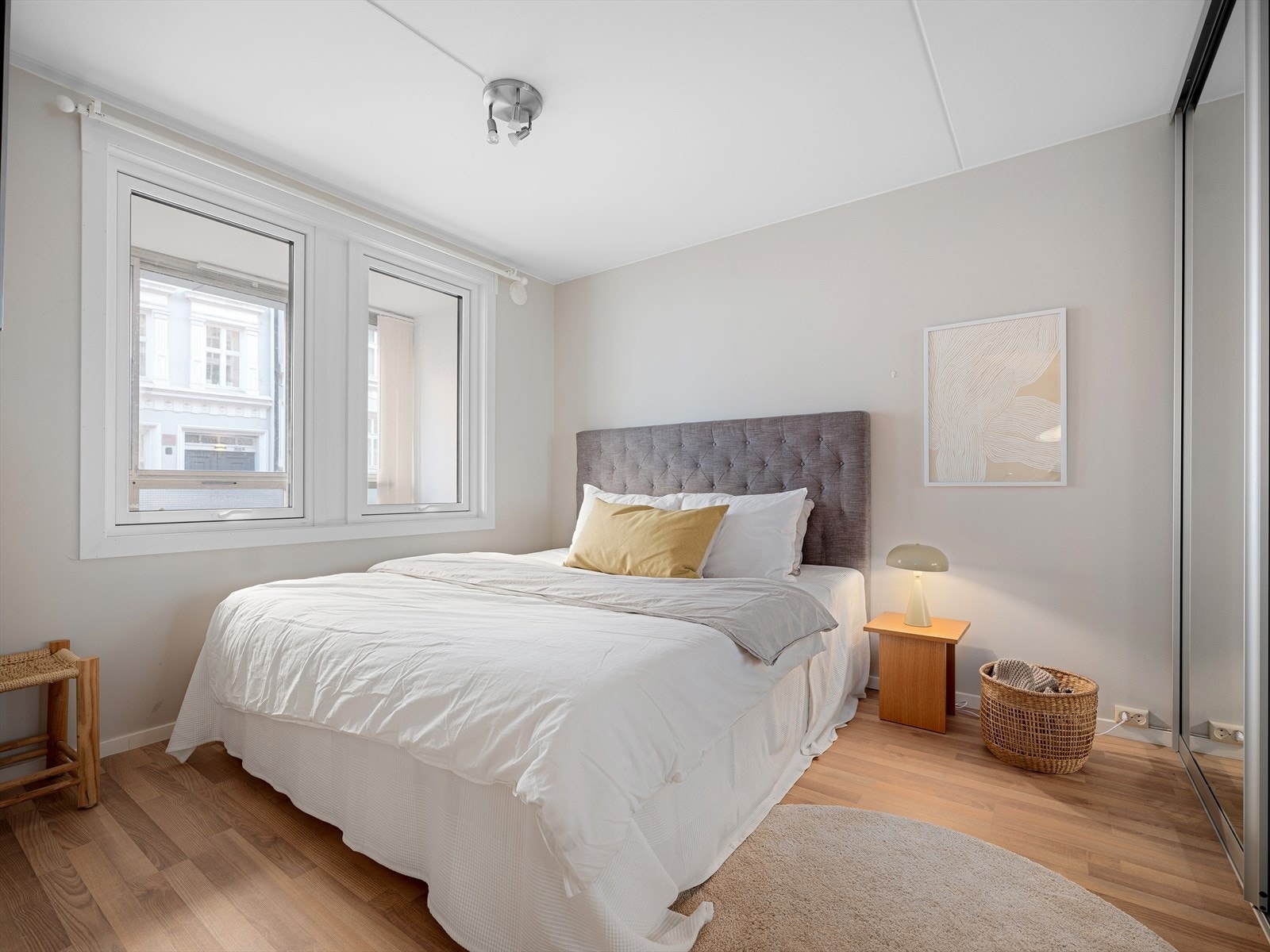 Stort og lekkert soverom malt i behagelige farger. Galleribilde