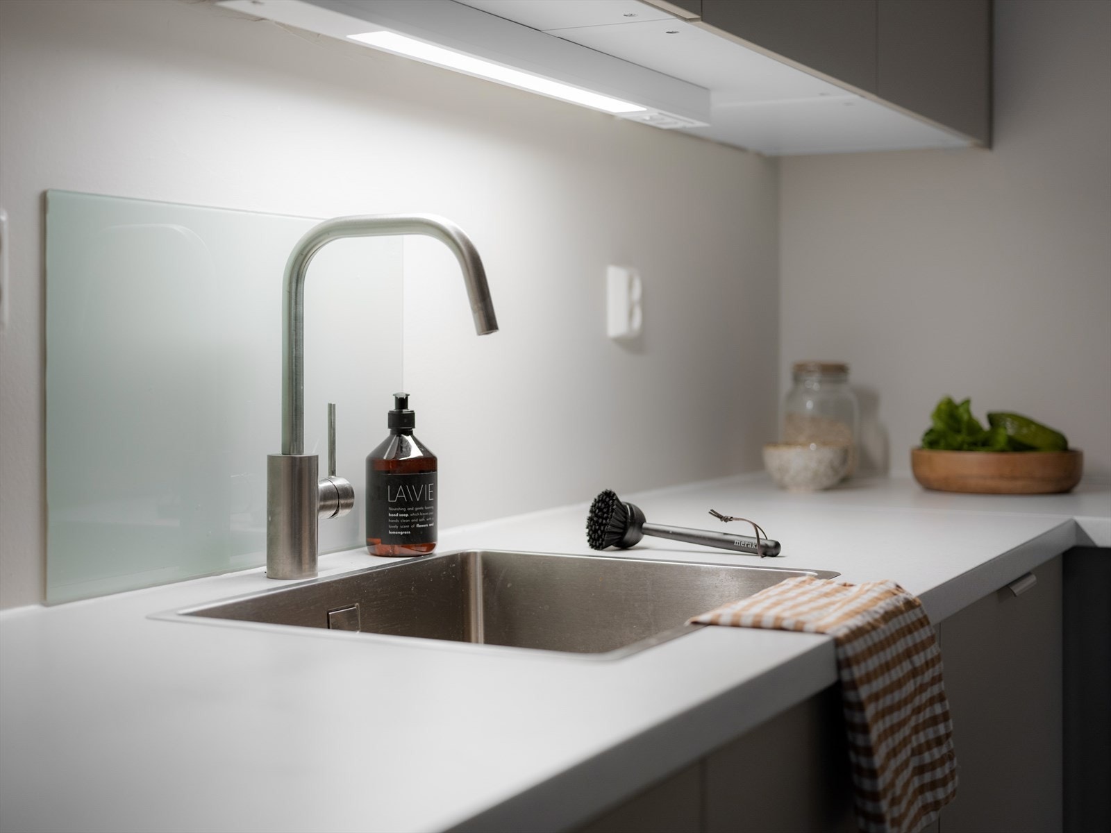 Stål vaskekum elegant nedfelt i en slitesterk laminatbenkeplate. Galleribilde