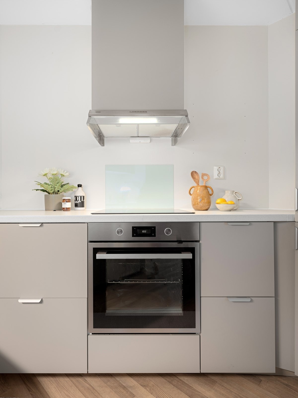 Kjøkkenet er utstyrt med integrert kjøleskap med fryser, komfyr, induksjonstopp og oppvaskmaskin. Galleribilde