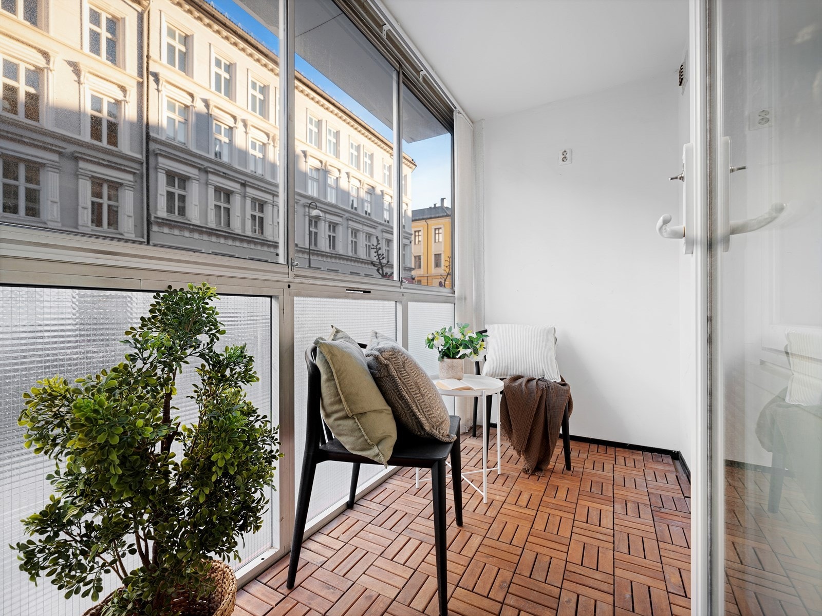 Romslig innglasset balkong, som man kan nyte store deler av året. Galleribilde