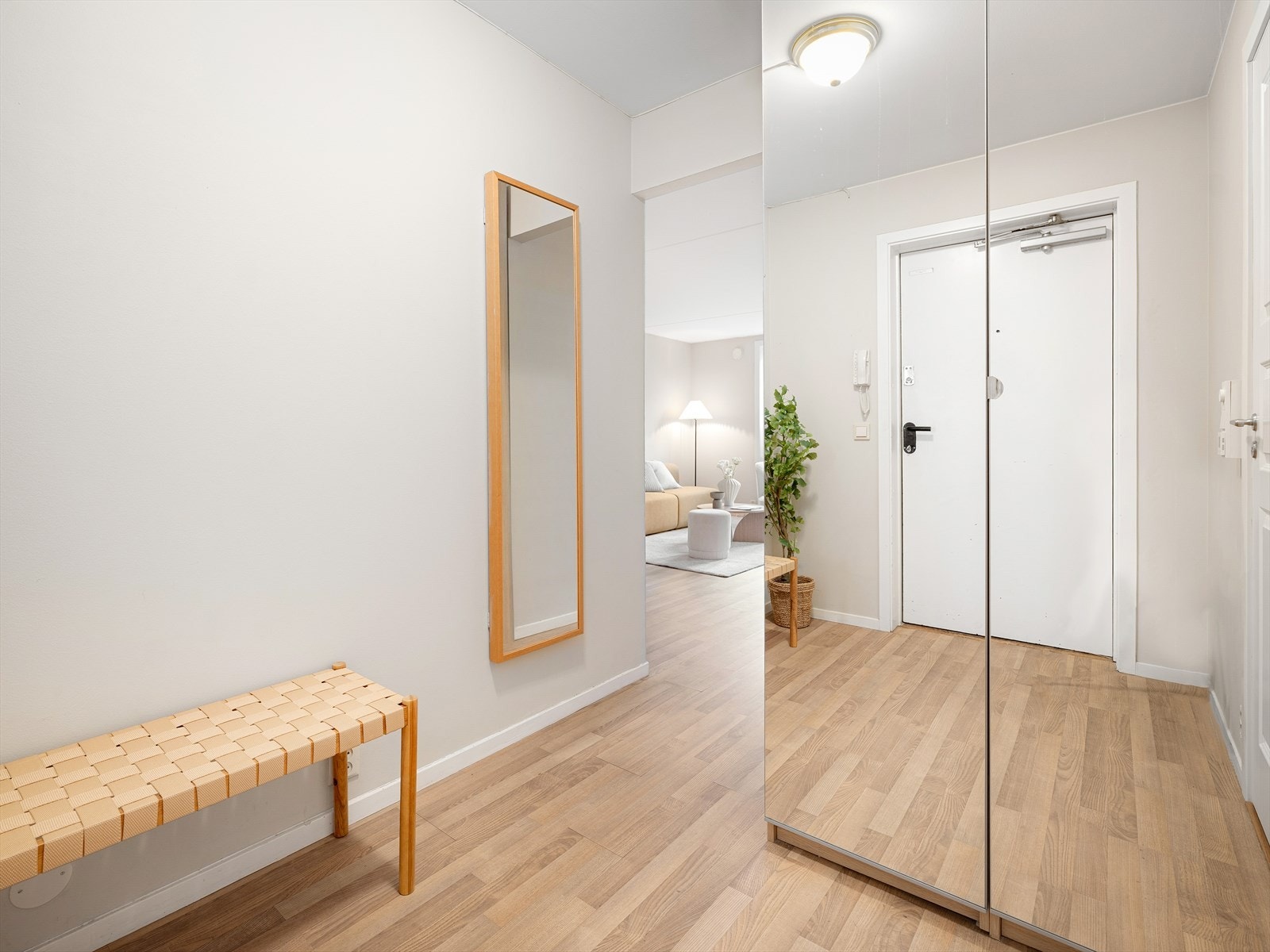 Praktisk skap med speildører i gangen, som både gir god oppbevaring og skaper en romslig følelse. Galleribilde