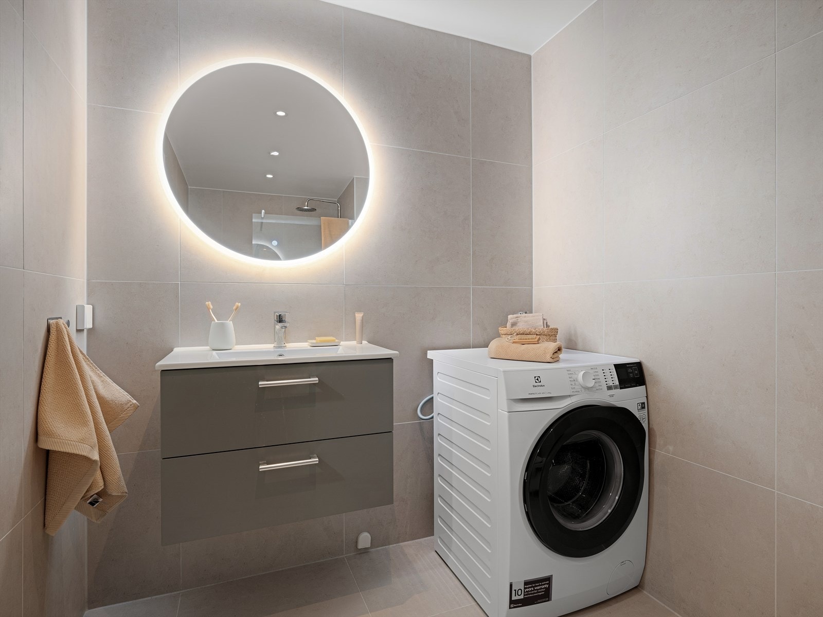 Opplegg for vaskemaskin er praktisk plassert i hjørnet. Galleribilde