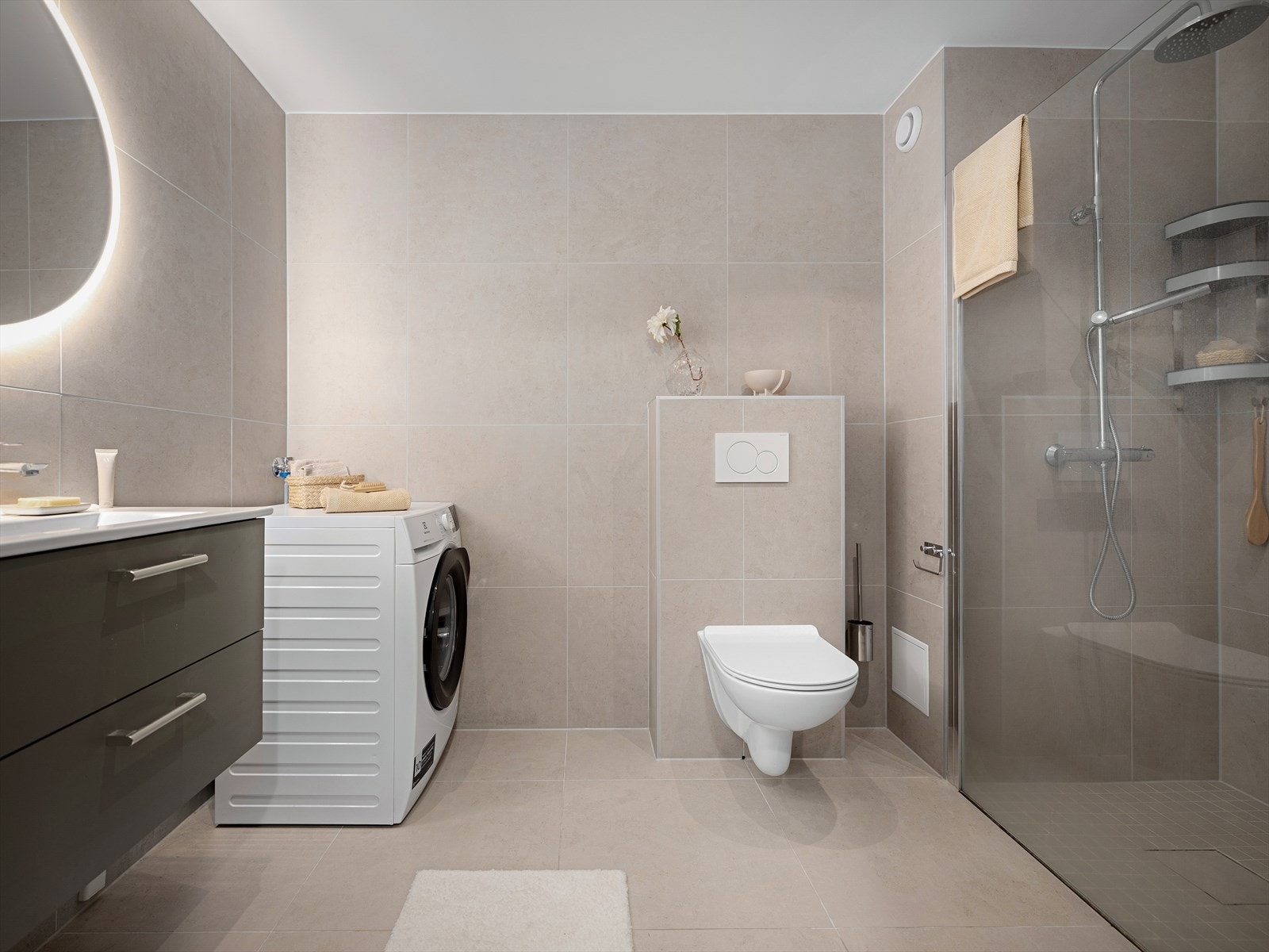 Pent og tidløst bad (renovert i 2024) med varmekabler i gulvet og opplegg for vaskemaskin. Galleribilde