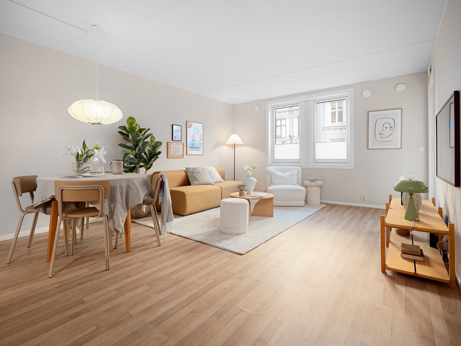 Velkommen hjem til denne stilrene og oppgraderte leiligheten i Schweigaards gate 63! Galleribilde