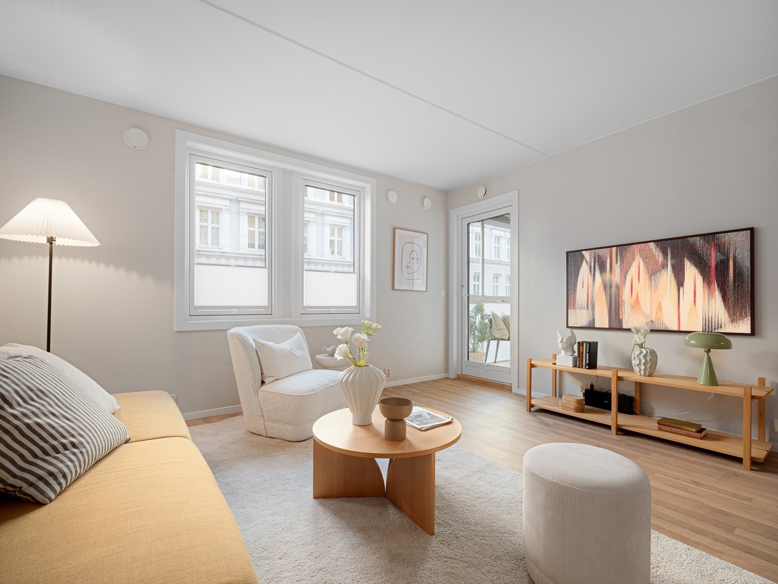 Hjørnestuen er av god størrelse og gir rom for ulik innredning. Du har store vinduer(nye 2024), så her får du rikelig med naturlig lys. Galleribilde