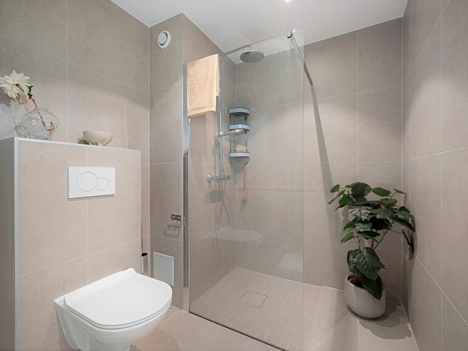 Hjørnedusj med én glassvegg, nedsenket gulv og regndusj. Galleribilde