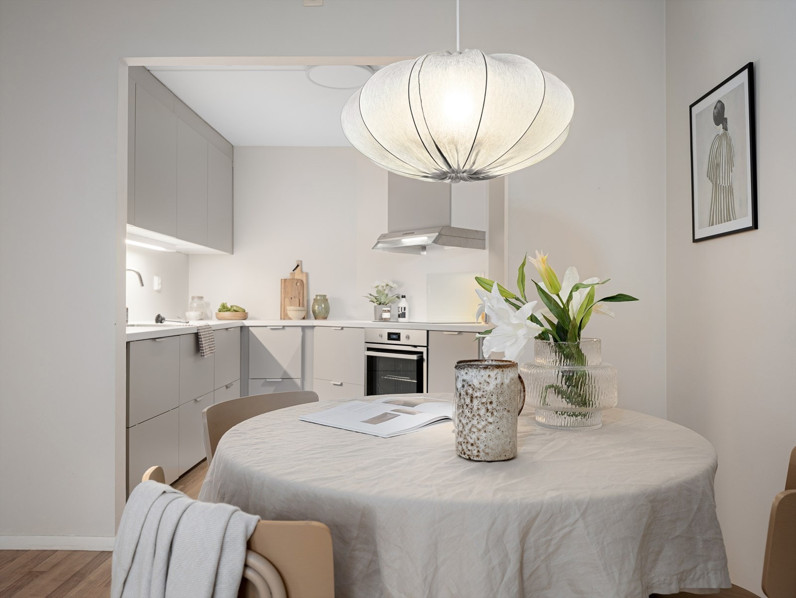 Lekkert, lyst og tidløst kjøkken med stilrene detaljer. Galleribilde