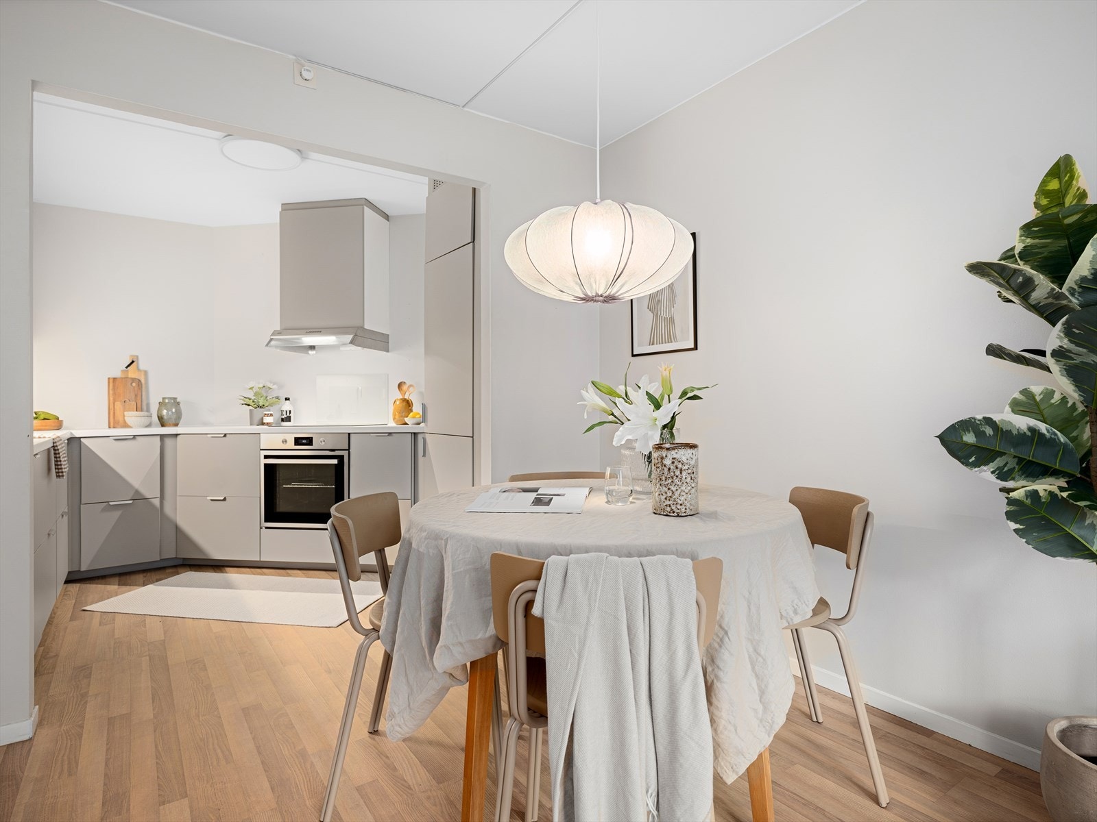 Spisebordet blir det naturlige samlingspunktet når man inviterer venner og familie til hyggelige lag. Galleribilde