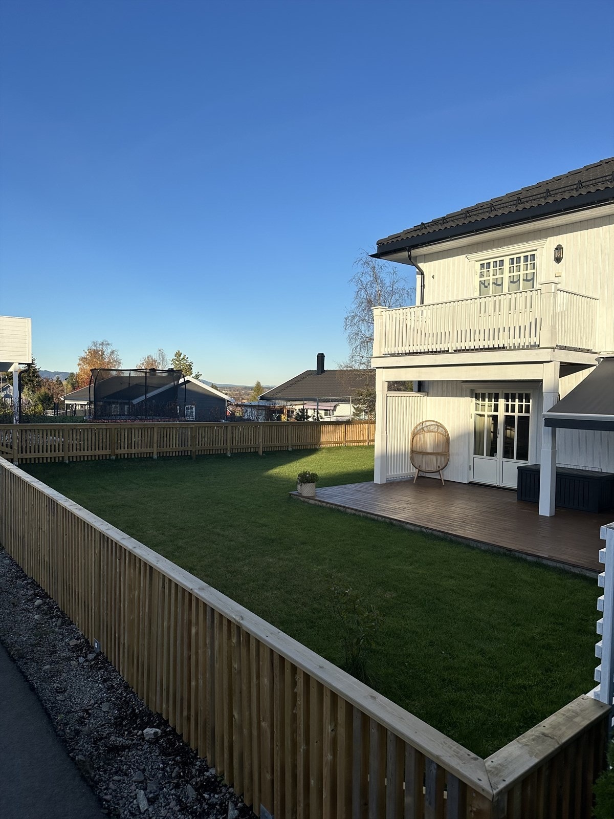 Selgers private bilder - Inngjerdet hage med velstelt plen og terrasse Galleribilde