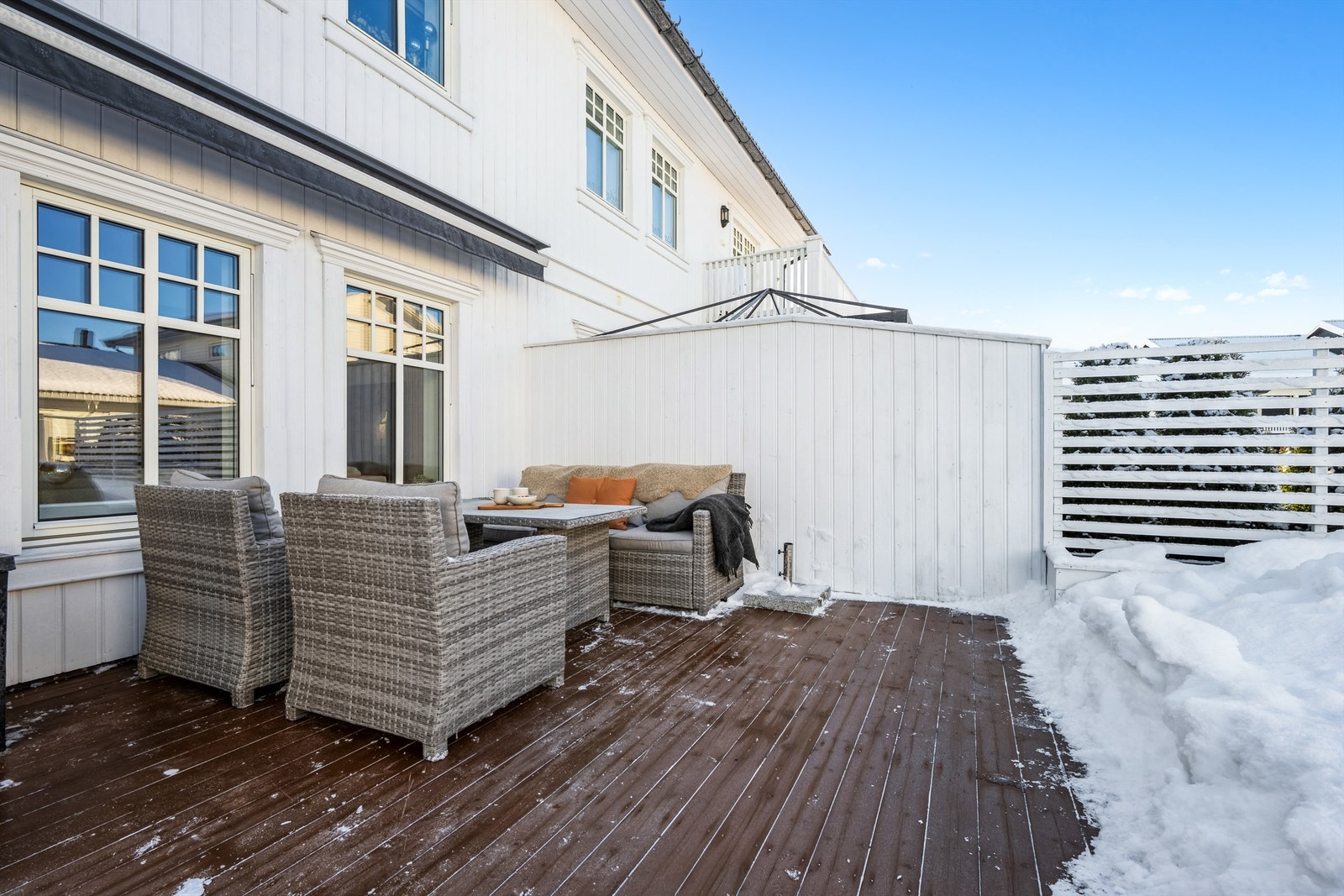 Flott terrasseområde på ca. 31 kvm med god plass til sittegruppe og utemøblement Galleribilde