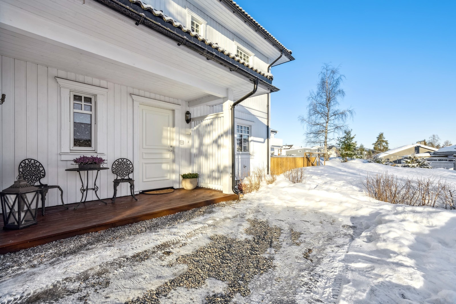 Koselig inngangsparti med overbygget terrasse på ca. 6 kvm Galleribilde
