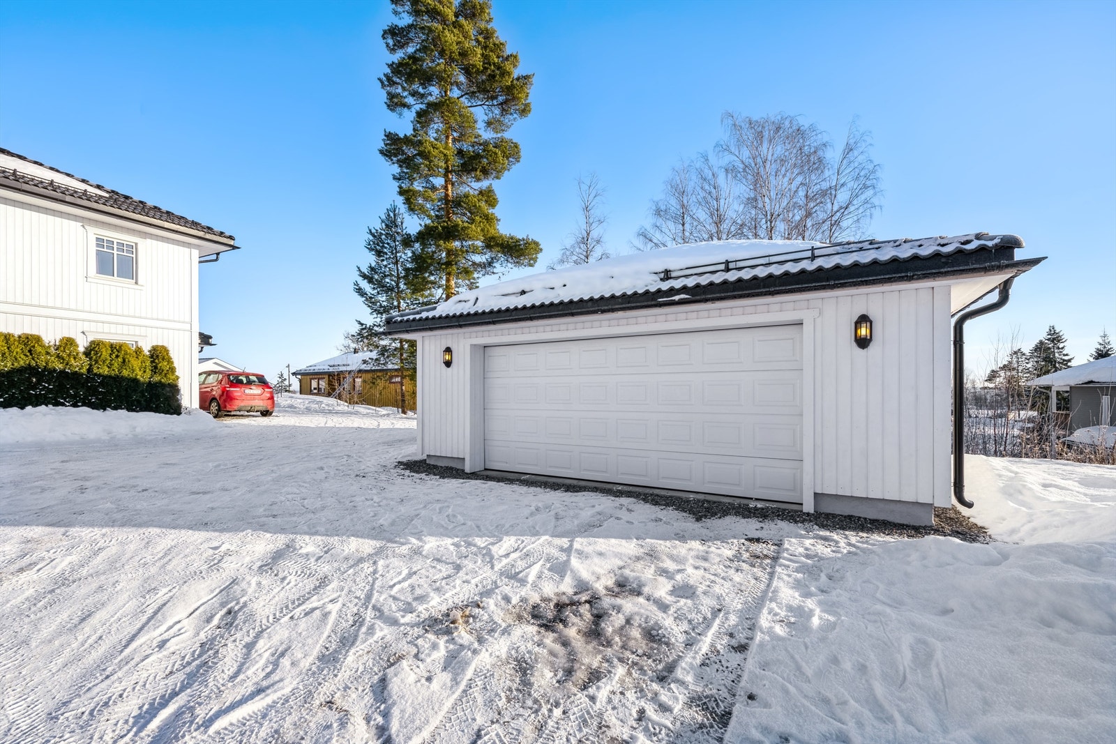 Parkering i dobbeltgarasje med elbil-lader, og biloppstillingsplasser på felles gårdsplass Galleribilde
