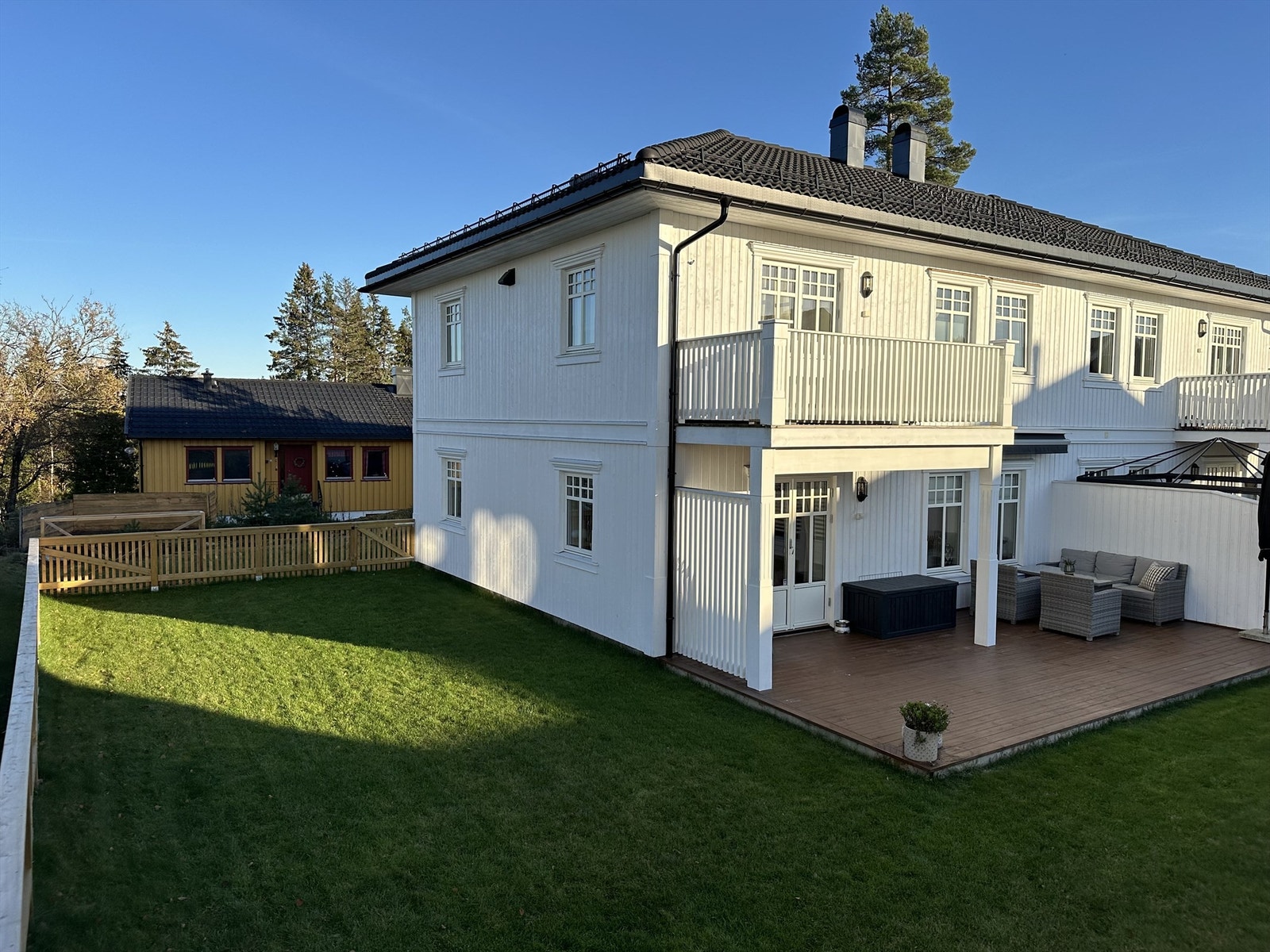 Selgers private bilder - Meget innbydende og stor hage med god boltreplass for familien Galleribilde