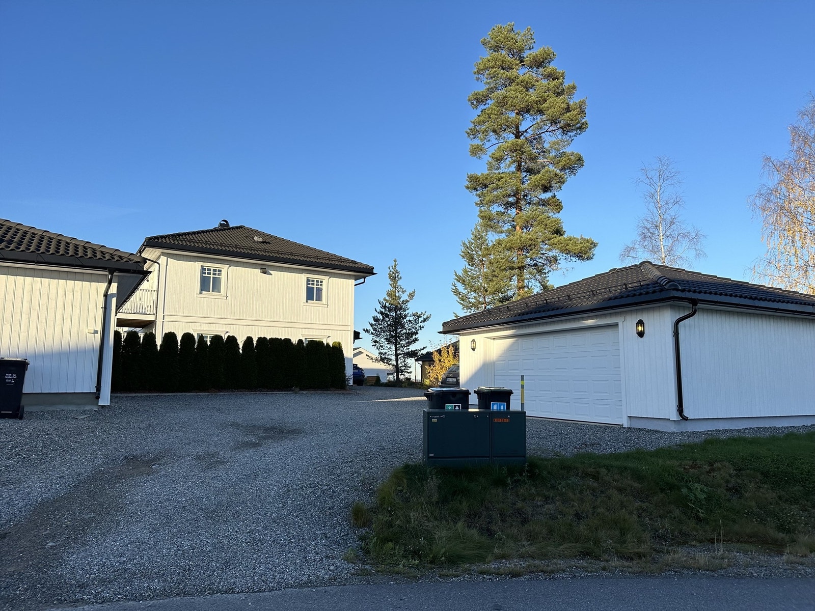 Selgers private bilder - Romslig og gruset felles gårdsplass for begge seksjonene Galleribilde