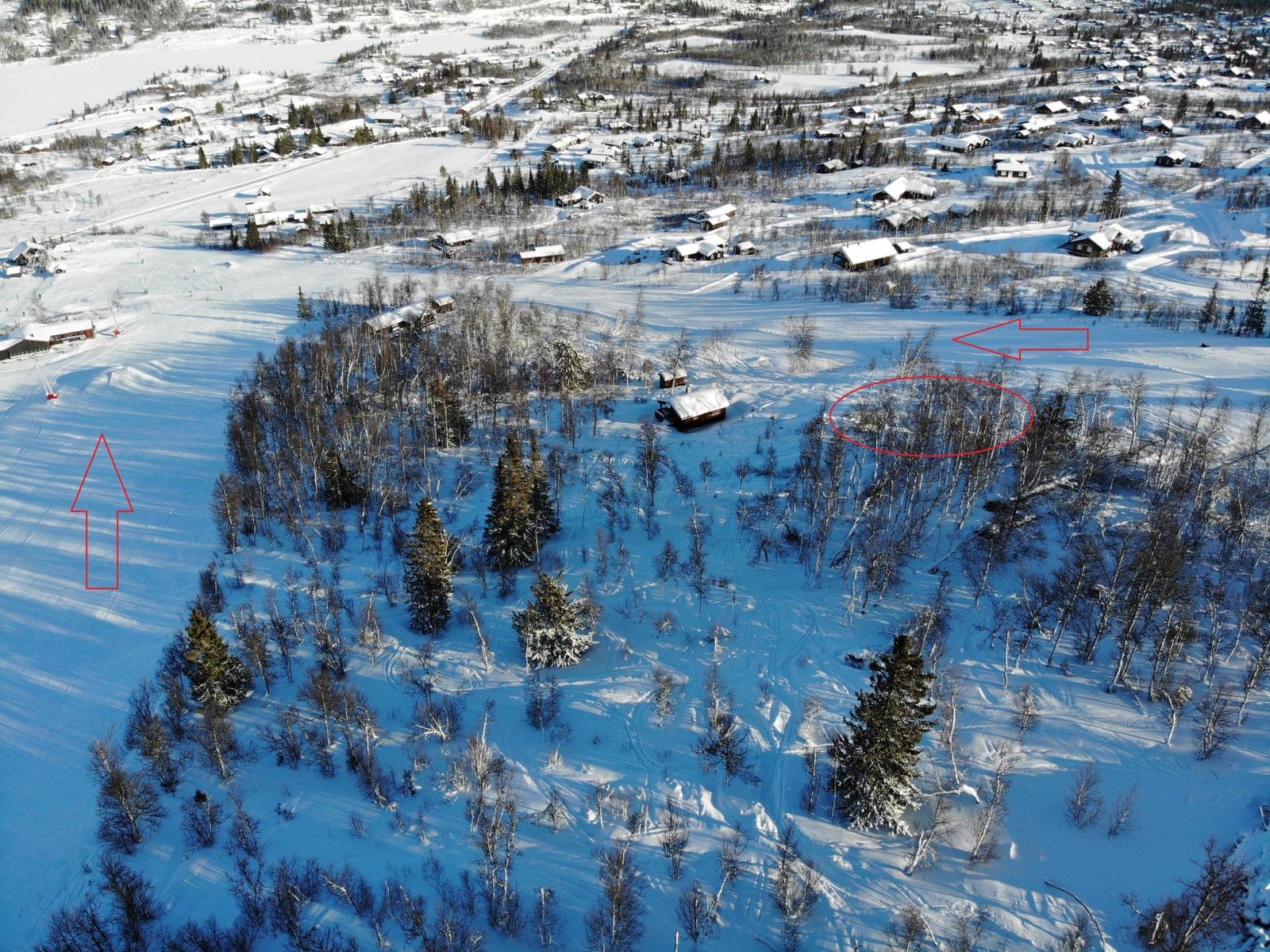 Tomten er ringet inn mens pilene indikerer de to hovednedfartene i bakken. Beliggenheten blir ikke noe særlig bedre! Galleribilde