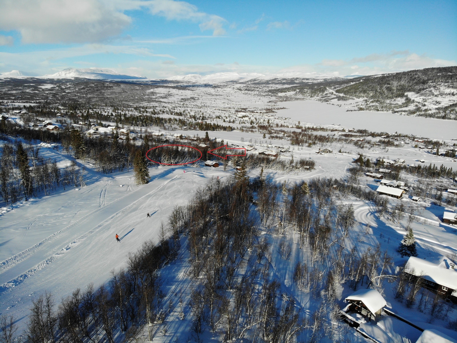 Oversiktsbilde som viser tomt TC8. Flott beliggenhet tett inntil bakken og en fantastisk utsikt mot Vasetvannet, Ålfjell og Jotunheimen lenger inn i landskapet. Galleribilde