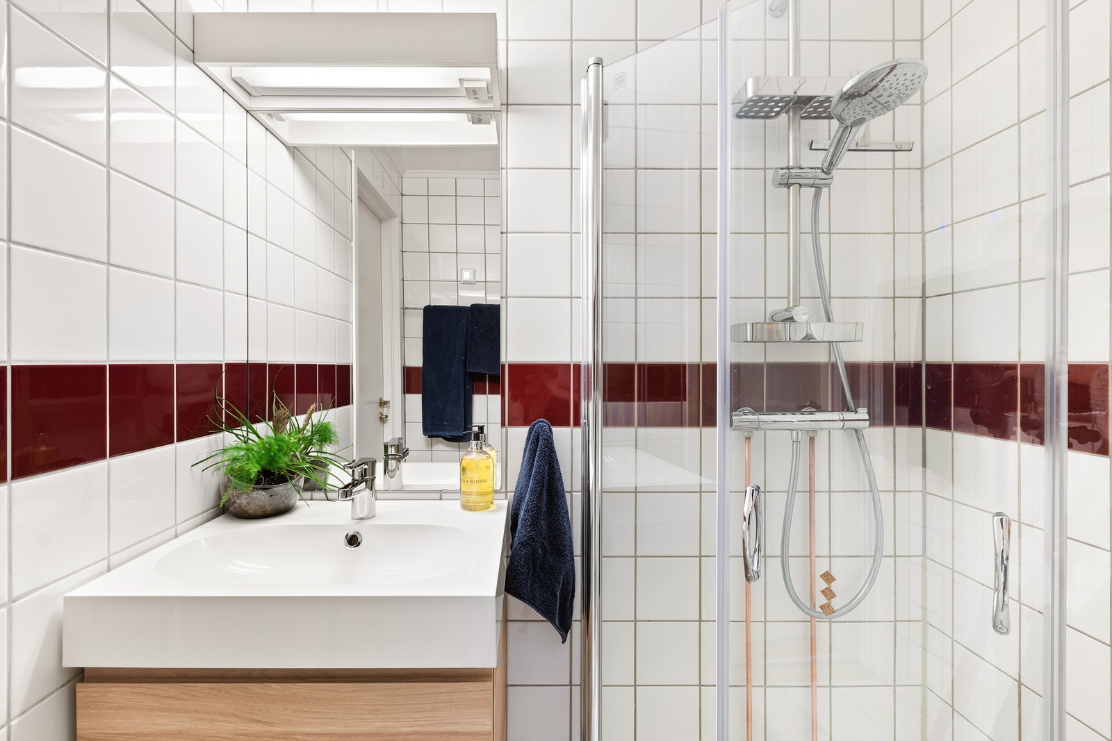 Badet er oppusset i regi av borettslaget og har flislagt gulv med varme og flislagte vegger. Over servanten finner du speil og belysning, samt stikkontakt på veggen. Galleribilde