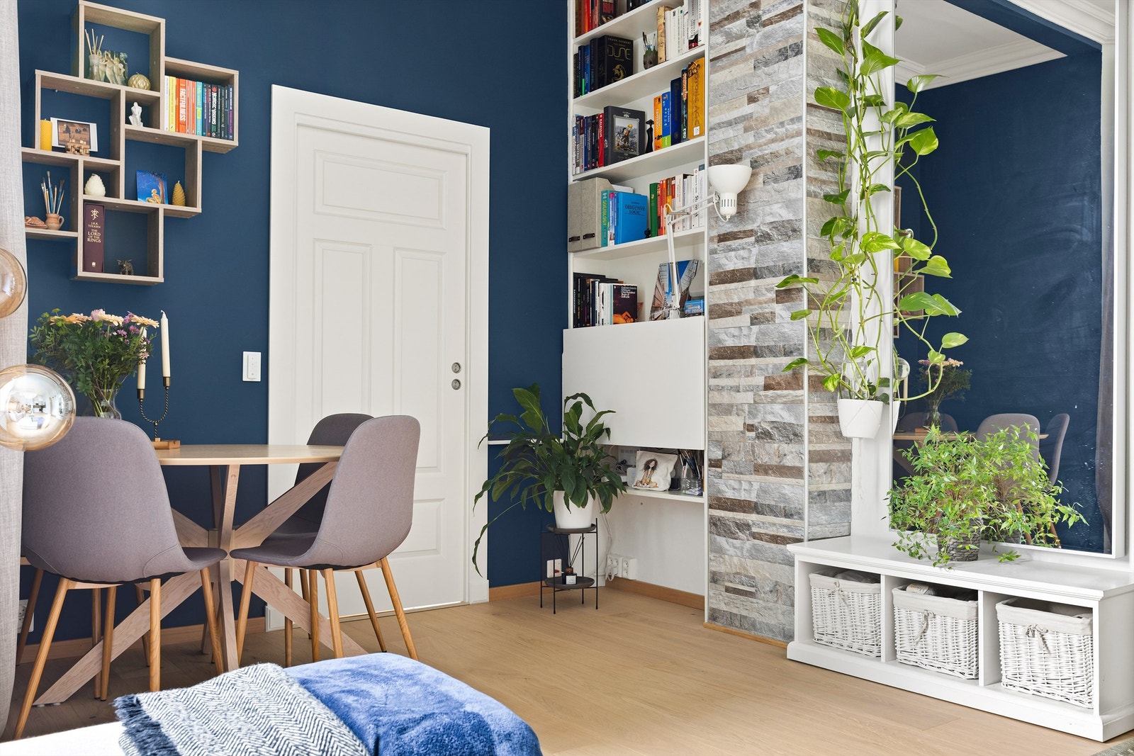 Her er det plass til et spisebord for å samles til hyggelige stunder. Legg merke til den integrerte kontorplassen med nedfellbar bordplate og plassbygget bokhylle. Galleribilde